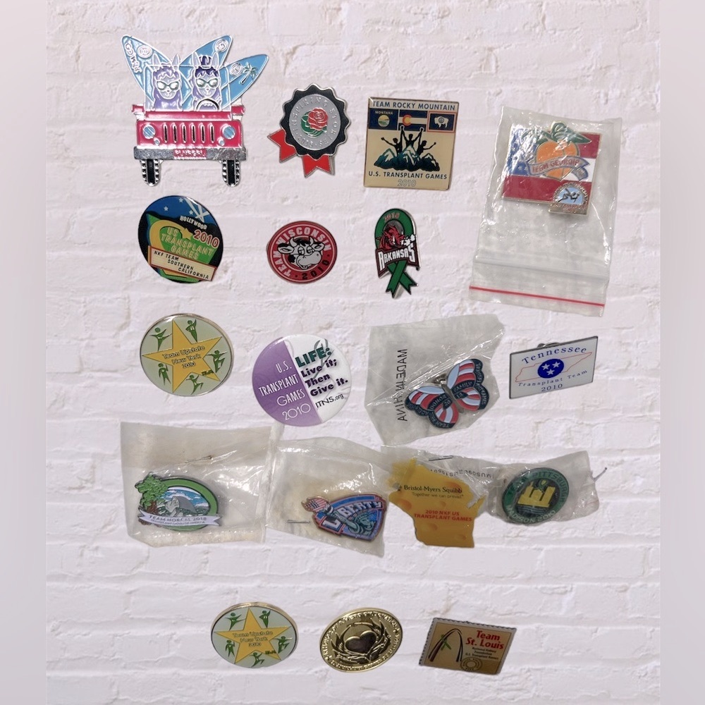 Vintage/ modern Pins buttons bundle lot of 18 pieces different styles and states